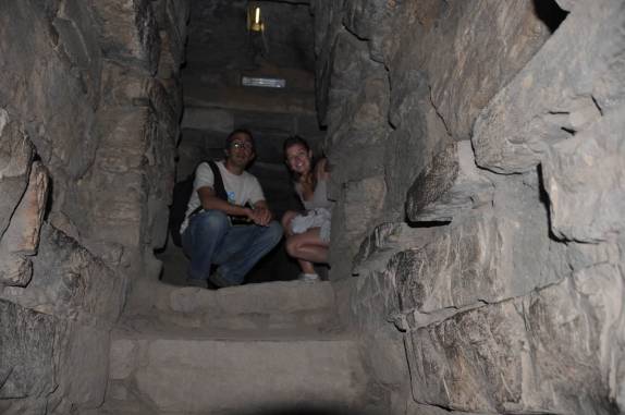 Caminhando pelo templo subterrâneo de Chavin, na região de Huaraz, no Peru